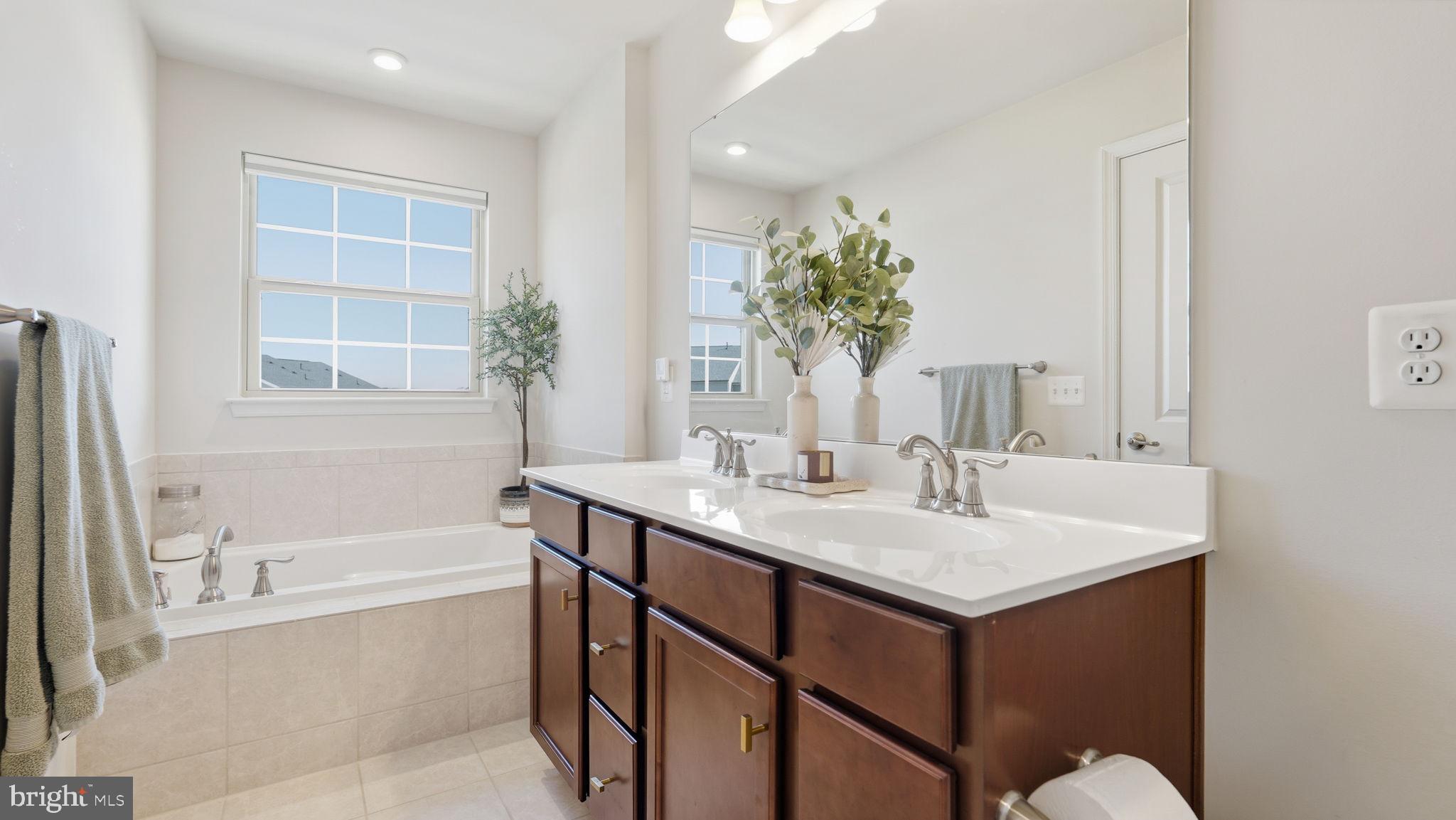 2190 Hemlock Bay Road Dumfries, VA 22026 - Photo 24 of 50 En suite Primary bath w/garden tub