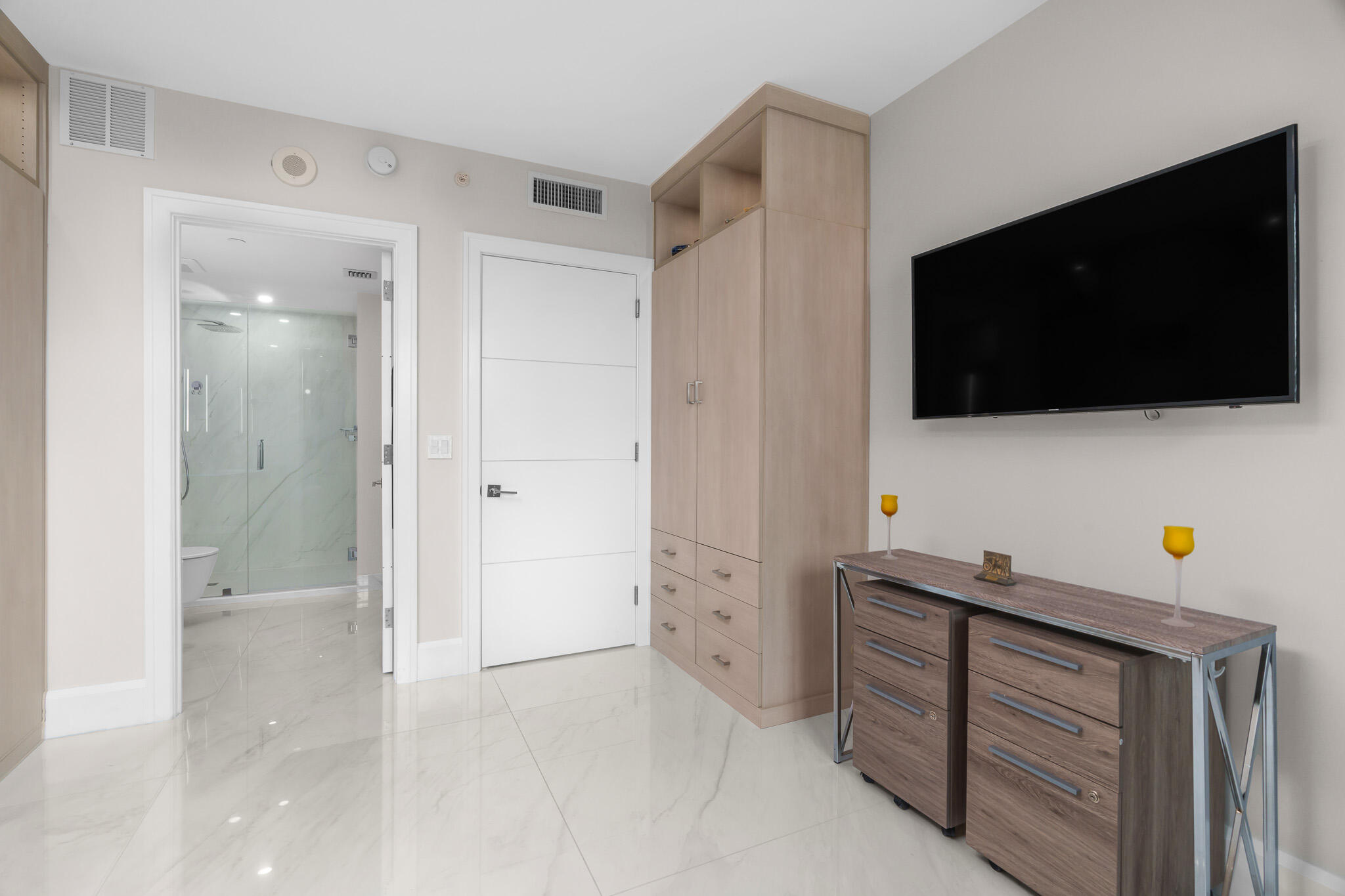 550 Southeast Mizner Boulevard, Unit B603 Boca Raton, FL 33432 - Photo 59 of 85 3rd ensuite bedroom