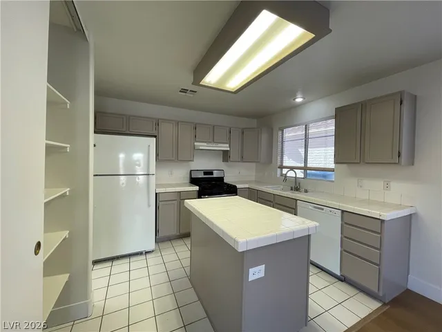 $1,800 | 8348 Pendragon Circle, Las Vegas, NV 89145