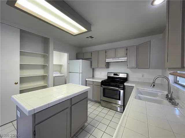 $1,800 | 8348 Pendragon Circle, Las Vegas, NV 89145