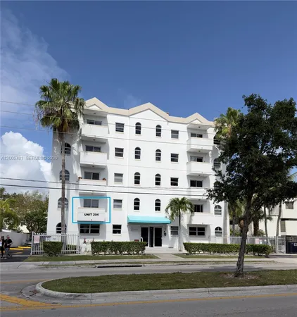 $2,400 | 3052 Southwest 27th Avenue, Unit 204, Miami, FL 33133