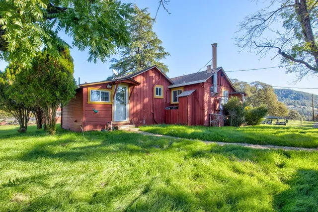 a view of a house with a yard