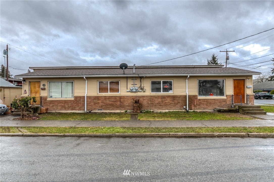 301 South 6th Street Renton, WA 98057 - Photo 1 of 3 a front view of a house with a yard and porch
