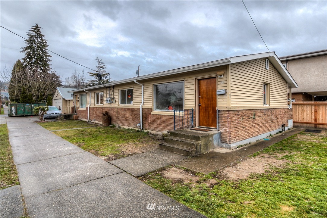 301 South 6th Street Renton, WA 98057 - Photo 2 of 3 a front view of a house with garden