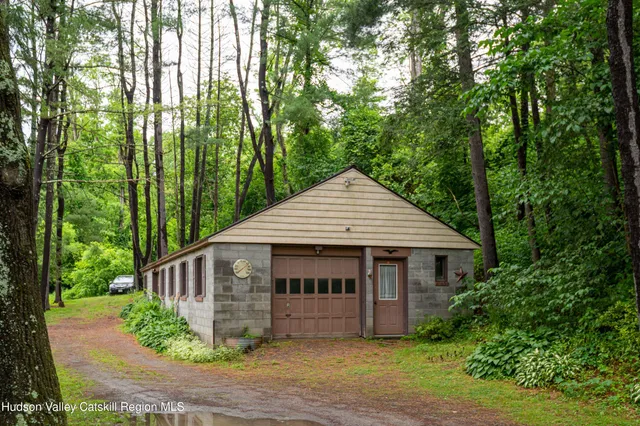 a view of a house with backyard and garden