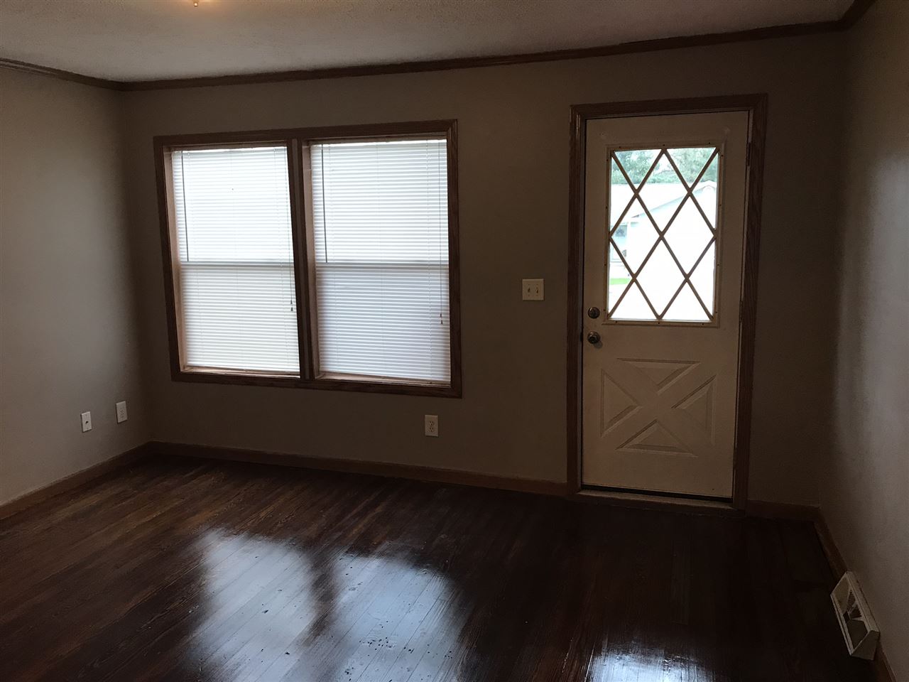 1031 South Country Club Road Warsaw, IN 46580 - Photo 3 of 11 Gallery Image 3