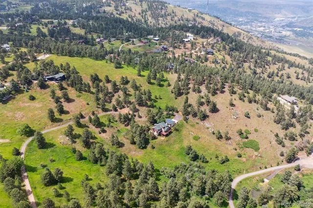 a view of a houses with a yard