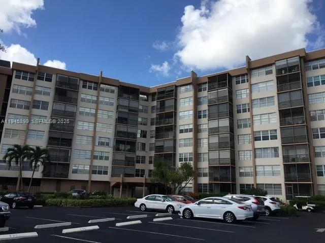 $1,790 | 900 St Charles Place, Unit 507, Pembroke Pines, FL 33026