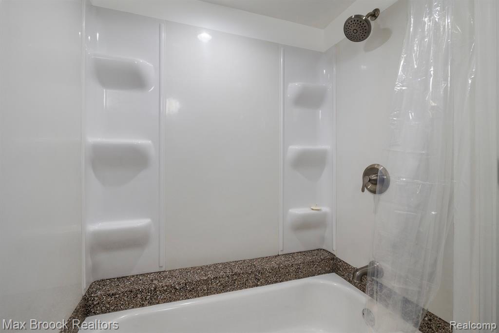 22025 Springbrook Avenue Farmington Hills, MI 48336 - Photo 23 of 24