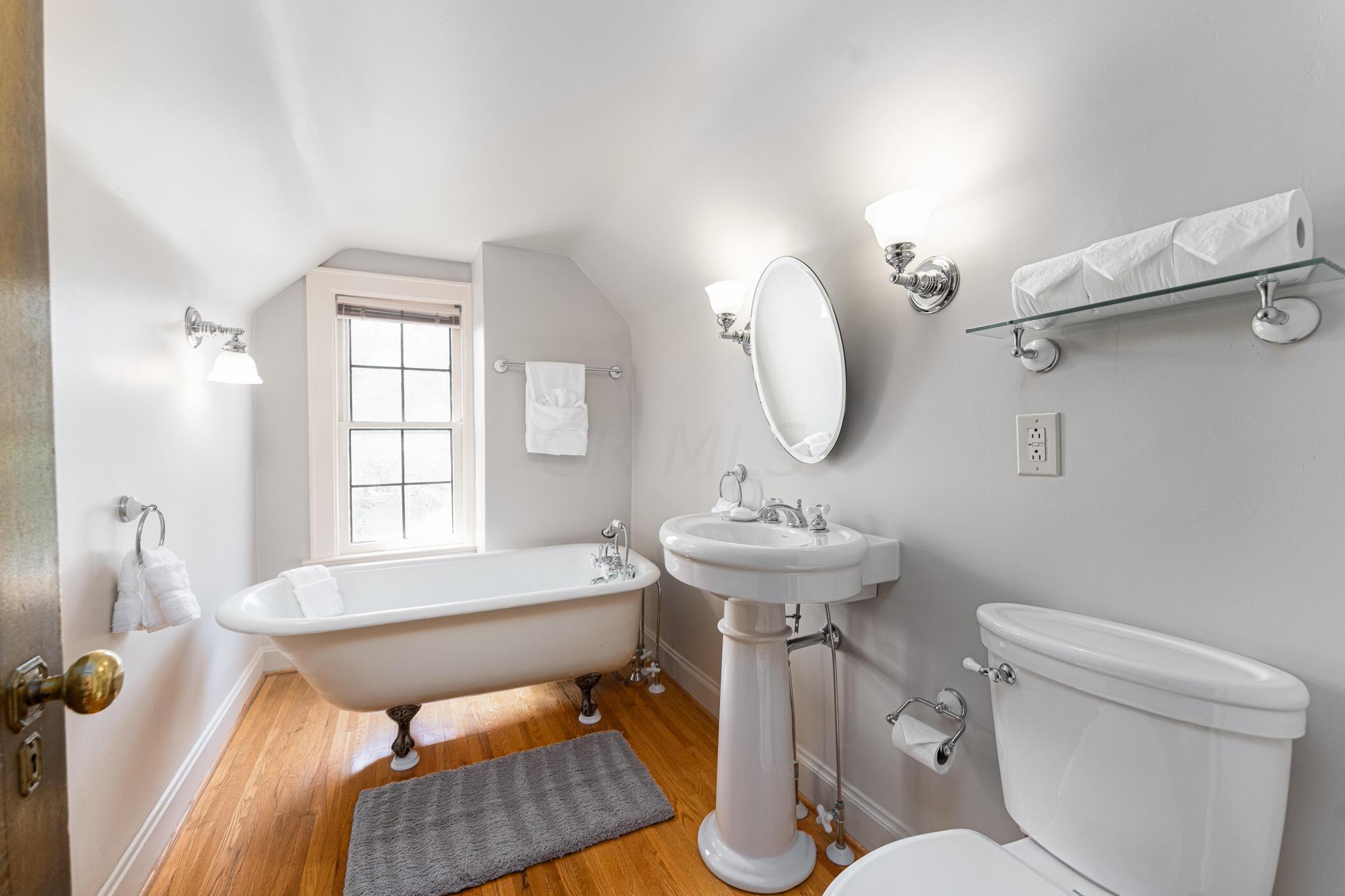 49 South Remington Road Columbus, OH 43209 - Photo 25 of 42 2nd Full Bath on 3rd Floor