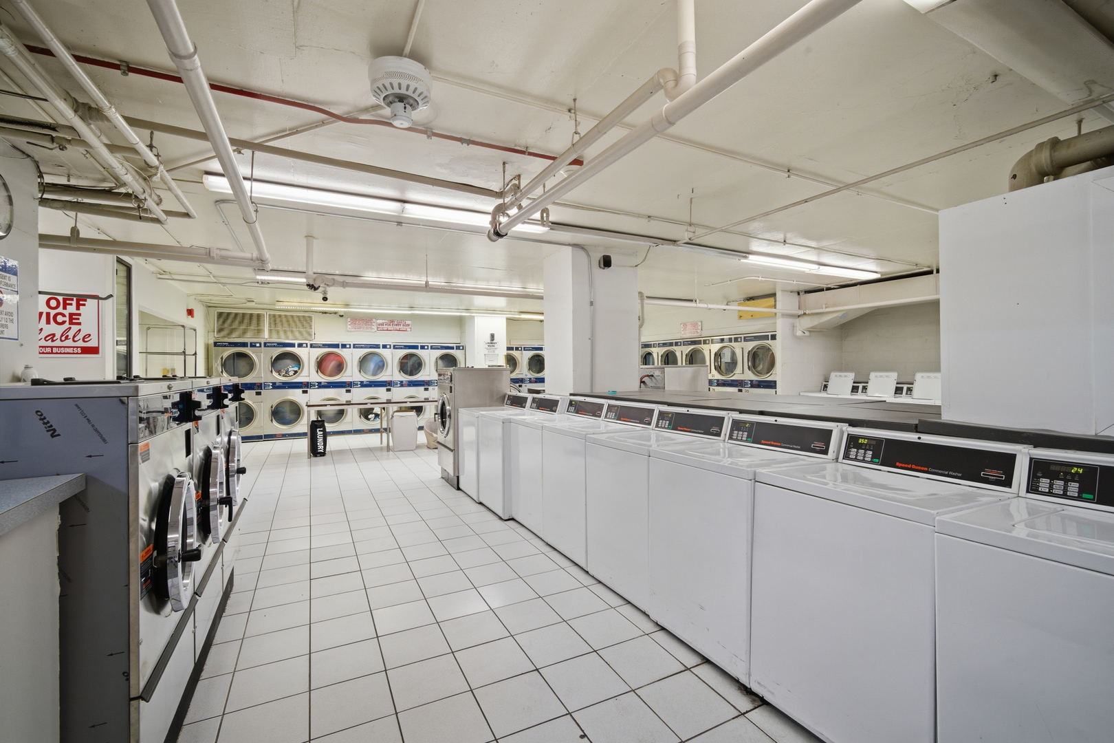 655 West Irving Park Road, Unit 2916 Chicago, IL 60613 - Photo 21 of 28 a kitchen with lots of counter top space