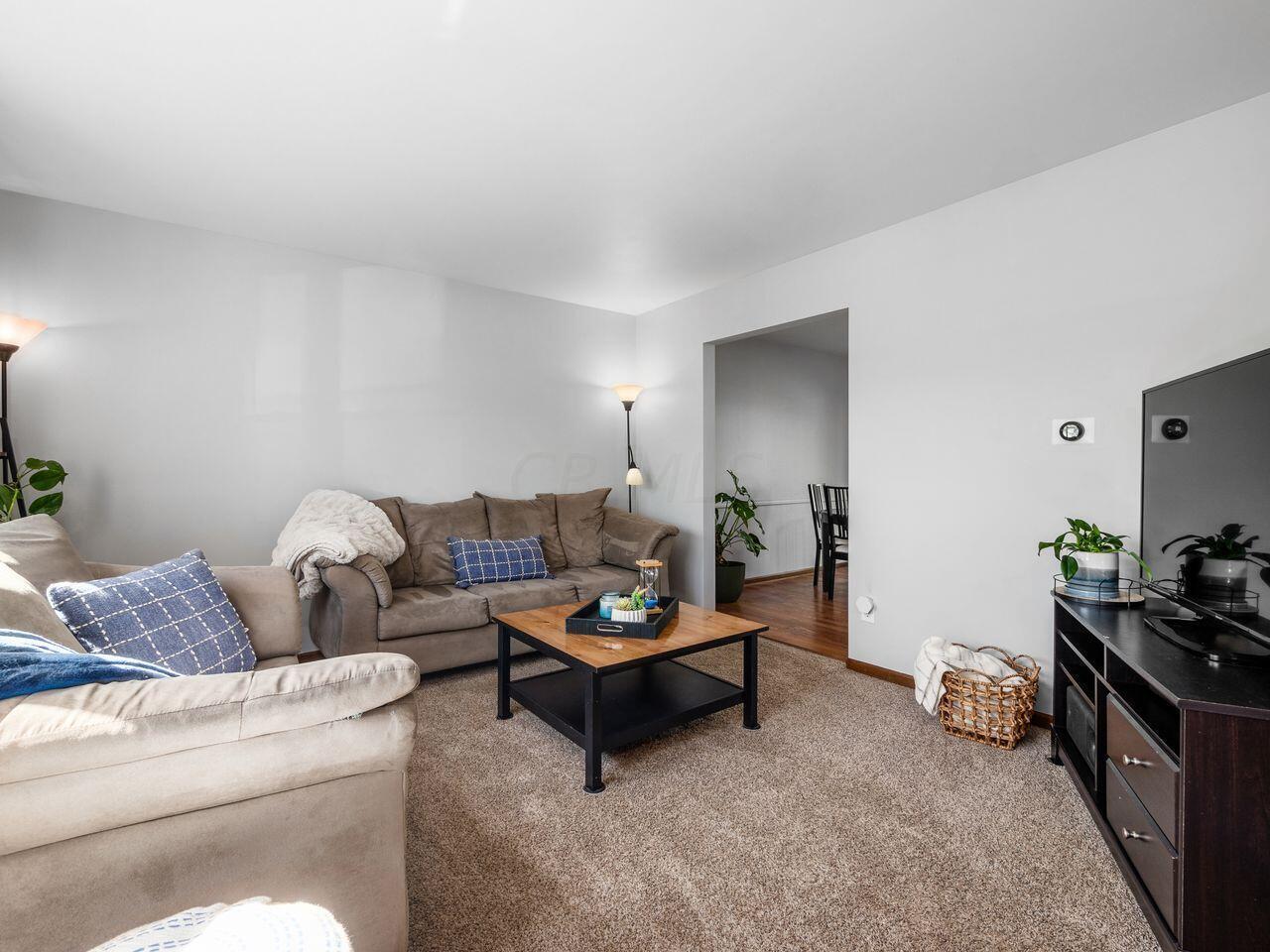 5861 Ravine View Court Columbus, OH 43231 - Photo 9 of 42 Living room
