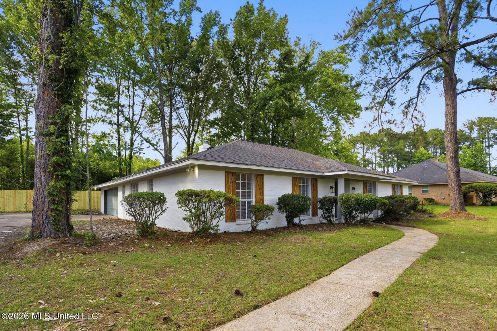 860 Rutherford Drive Jackson, MS 39206 - Photo 3 of 39 front sidewalk 860 Rutherford Dr