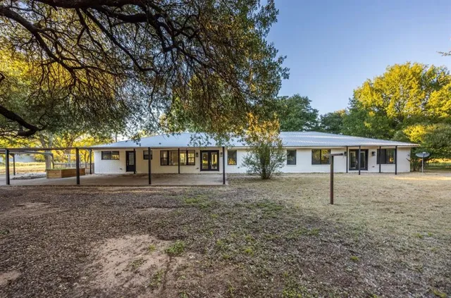 a view of a yard in front of a house