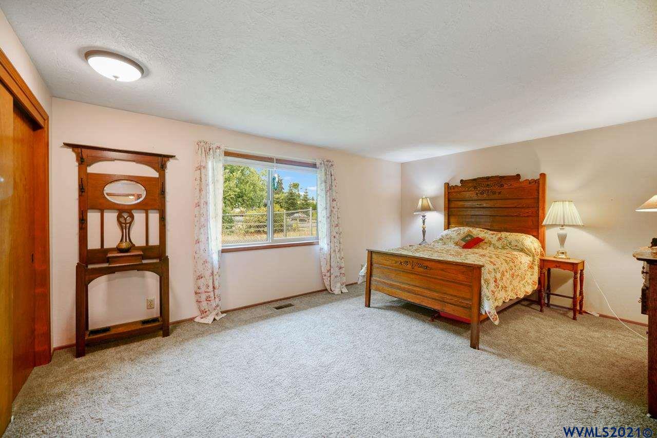 2595 Walker Road Northeast Salem, OR 97305 - Photo 19 of 31 Gallery Image 19