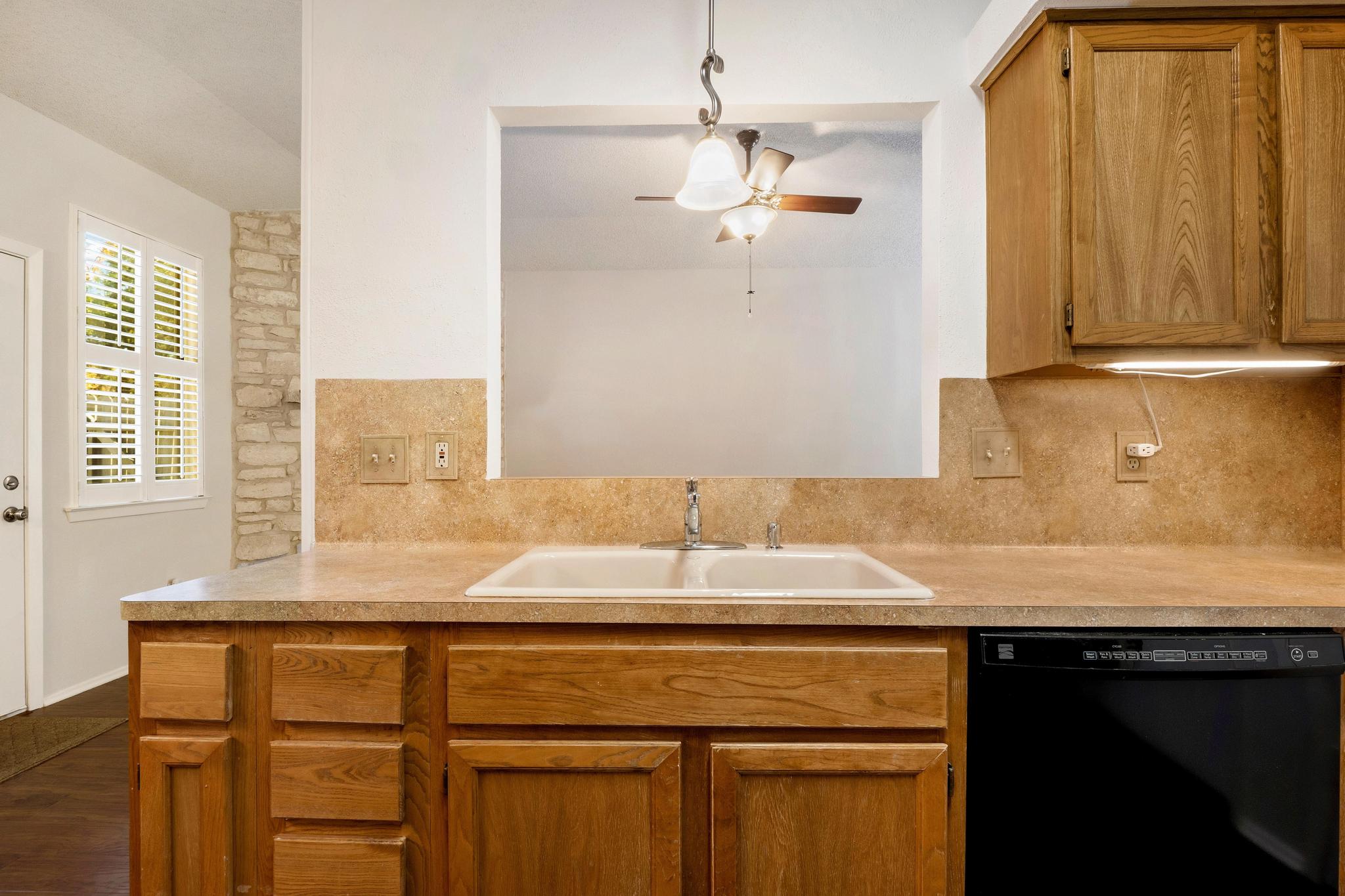 6501 Brush Country Road, Unit 109 Austin, TX 78749 - Photo 8 of 26 a bathroom with a sink and a bathtub