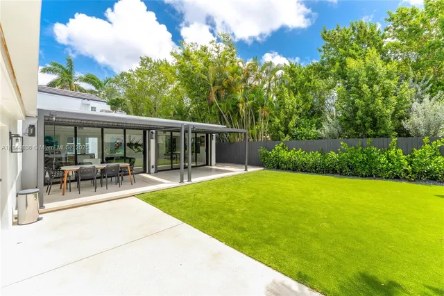 a view of house with a garden space