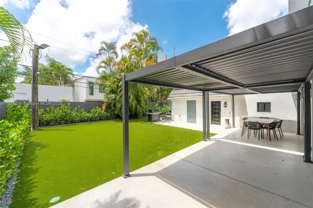 a view of a garden with sitting area