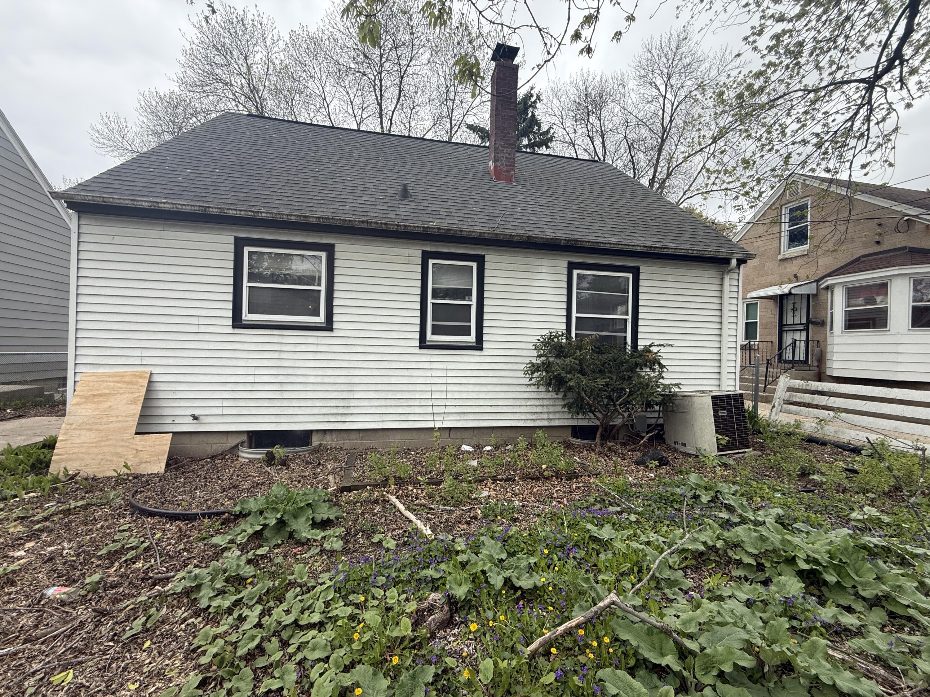5466 North 57th Street Milwaukee, WI 53218 - Photo 5 of 28 IMG_2431