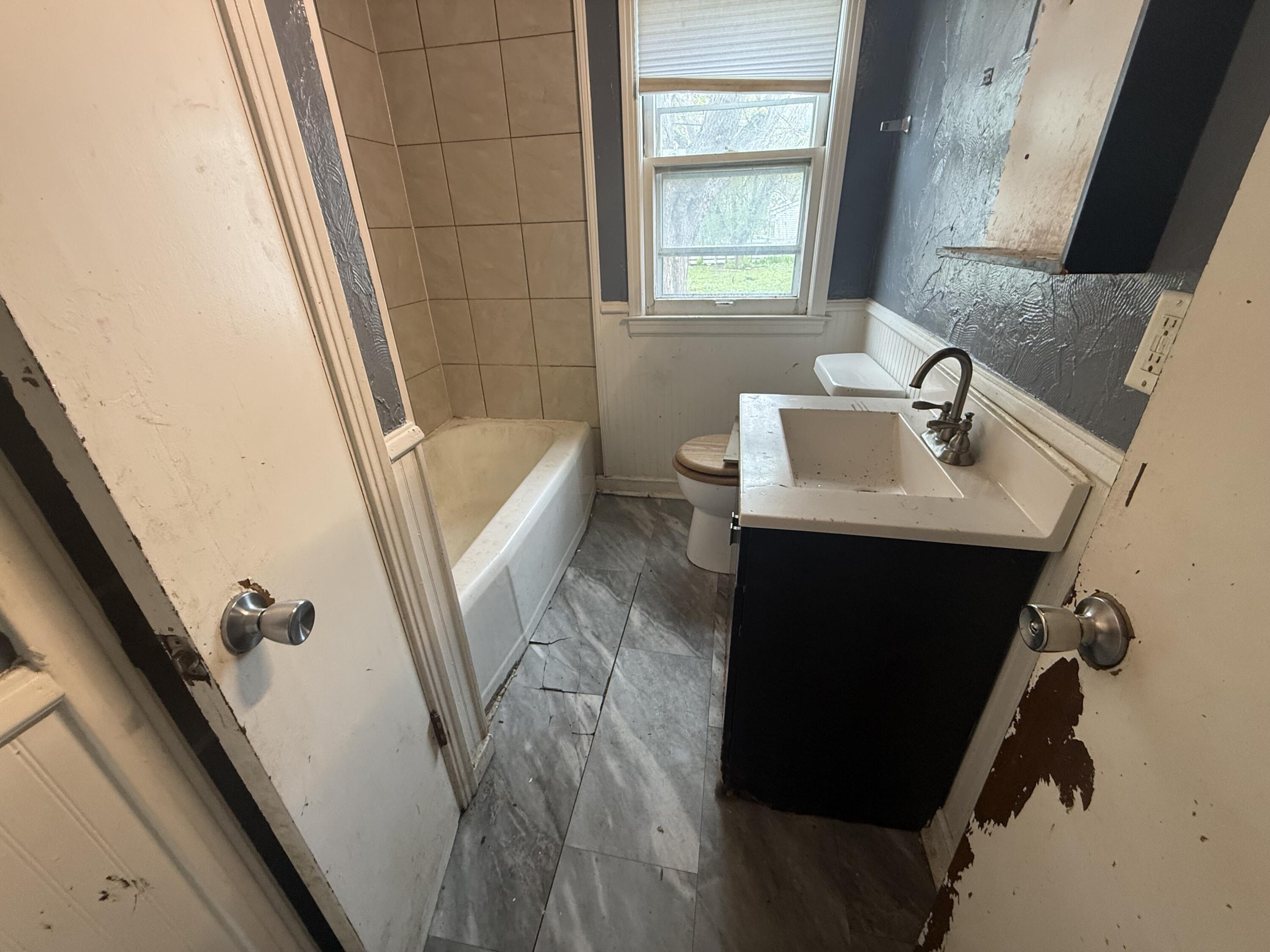 5466 North 57th Street Milwaukee, WI 53218 - Photo 7 of 28 IMG_2392