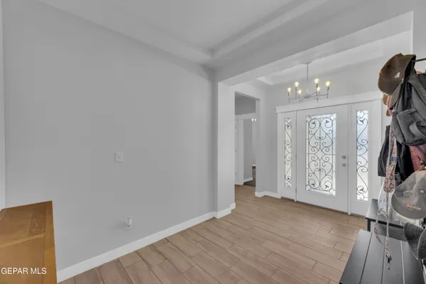 a view of entryway with livingroom