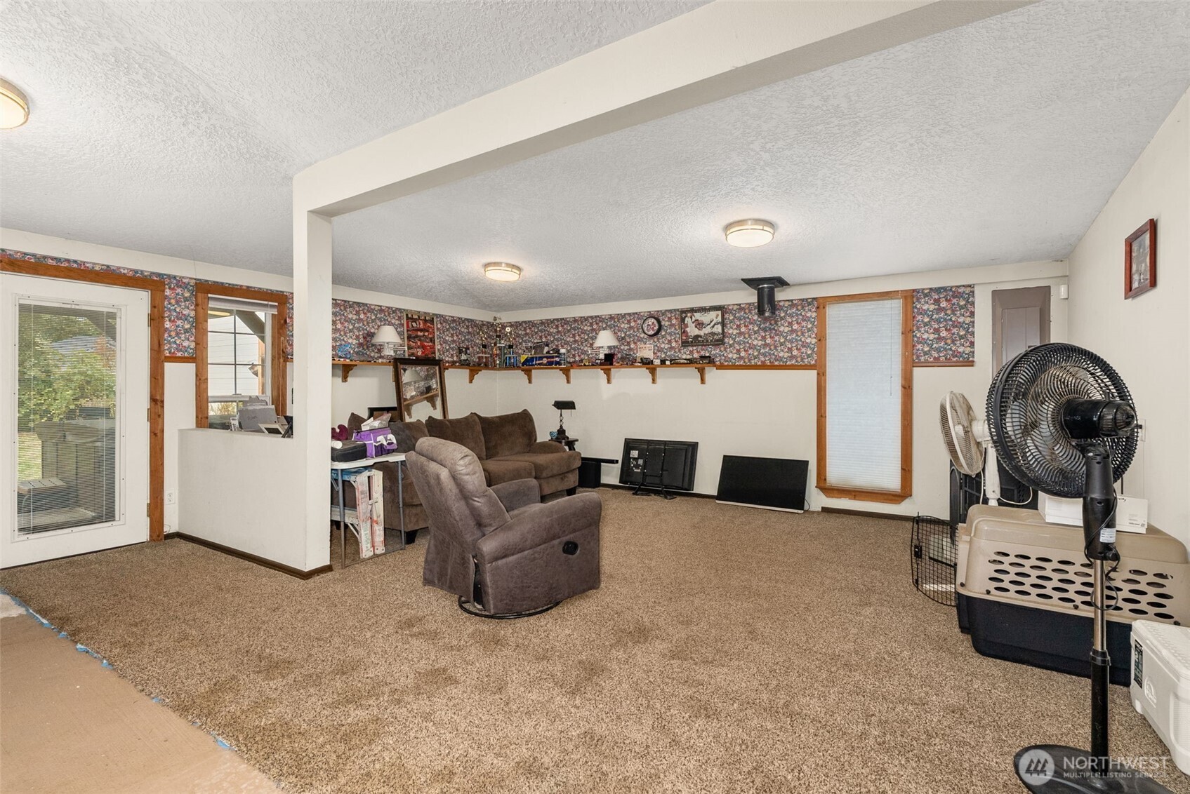 535 Southwest 19th Street Chehalis, WA 98532 - Photo 14 of 35 a living room with furniture and a window