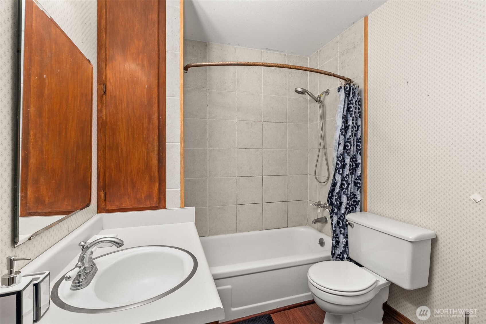 535 Southwest 19th Street Chehalis, WA 98532 - Photo 17 of 35 a bathroom with a toilet a sink and a mirror