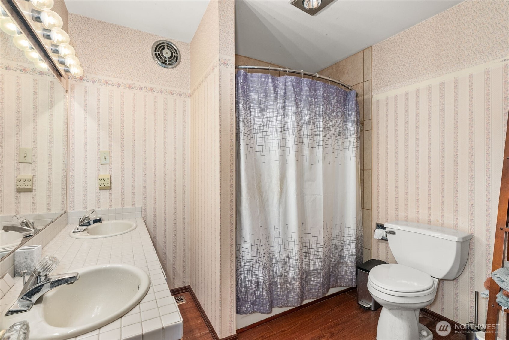 535 Southwest 19th Street Chehalis, WA 98532 - Photo 23 of 35 a bathroom with a sink toilet and shower