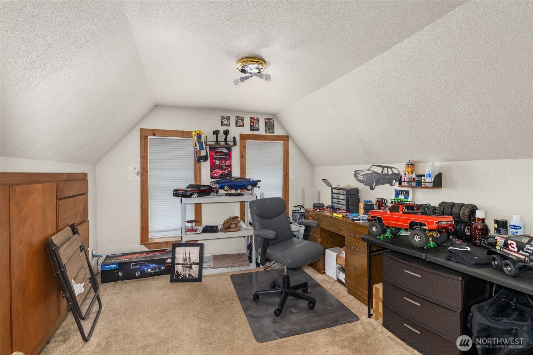 535 Southwest 19th Street Chehalis, WA 98532 - Photo 24 of 35 a workspace with furniture