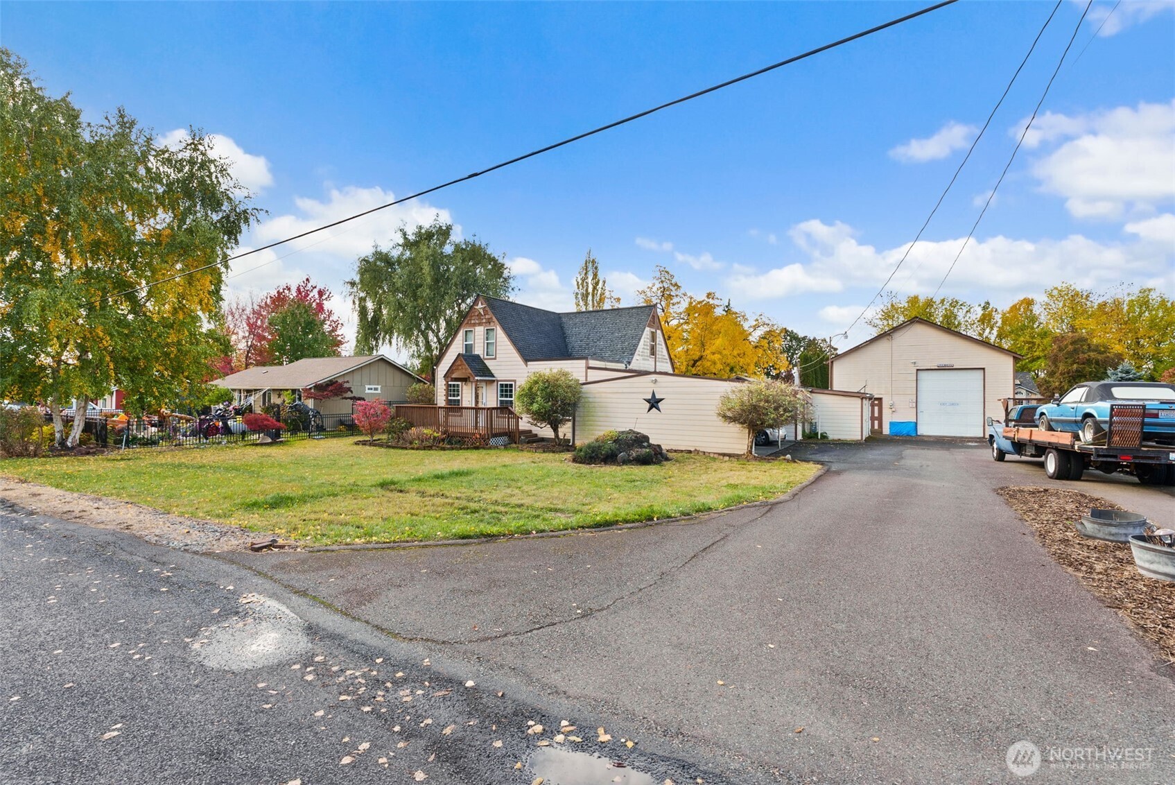 535 Southwest 19th Street Chehalis, WA 98532 - Photo 3 of 35 a front view of a house with a yard and garage