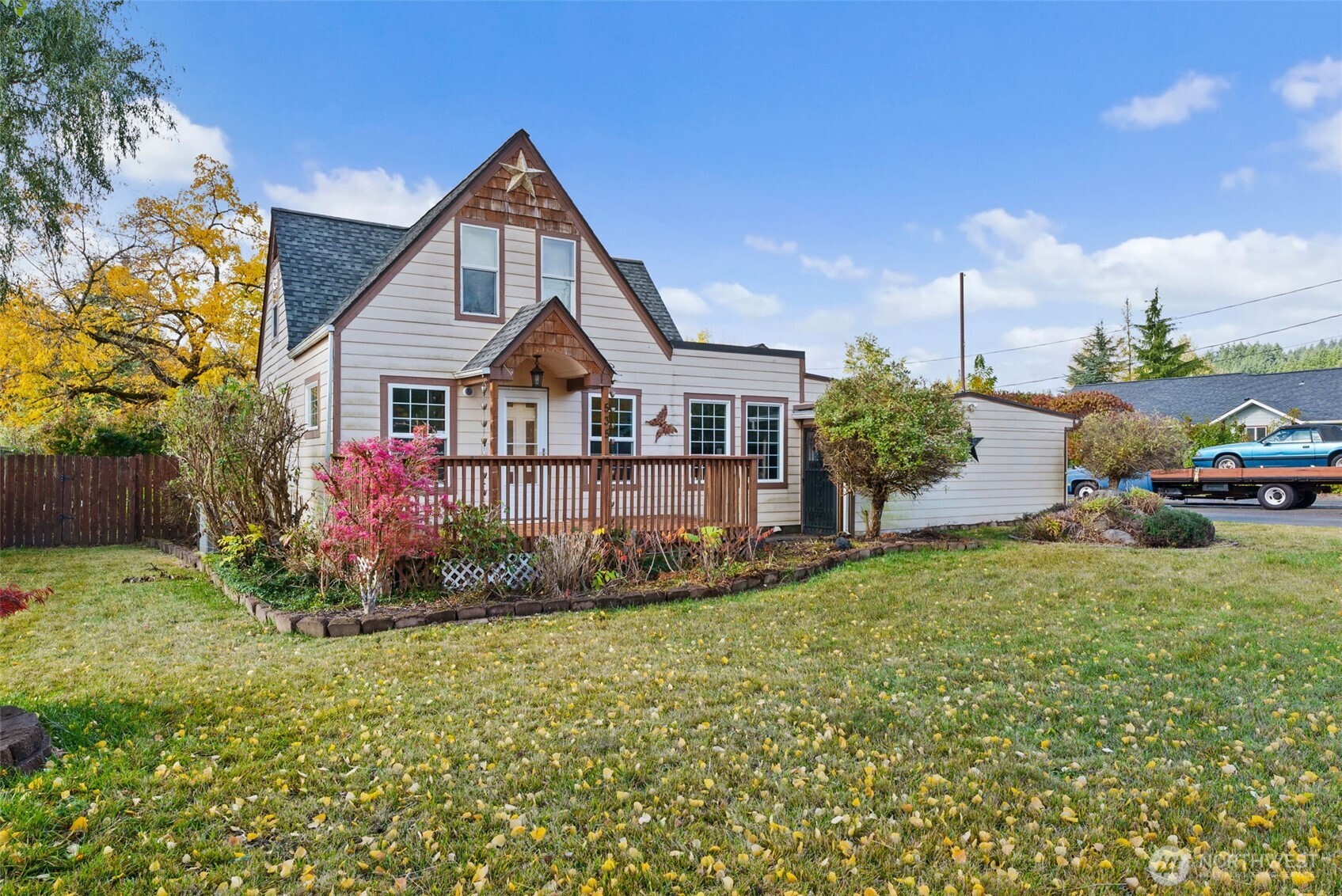 535 Southwest 19th Street Chehalis, WA 98532 - Photo 7 of 35 a front view of a house with garden