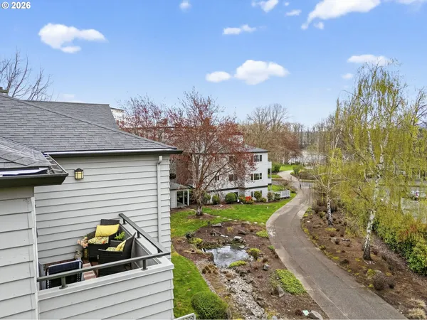 $298,800 | 4970 South Landing Drive, Unit 304, Portland, OR 97239