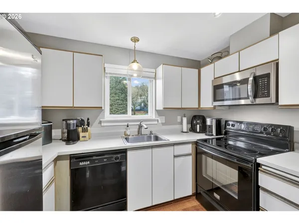 $298,800 | 4970 South Landing Drive, Unit 304, Portland, OR 97239