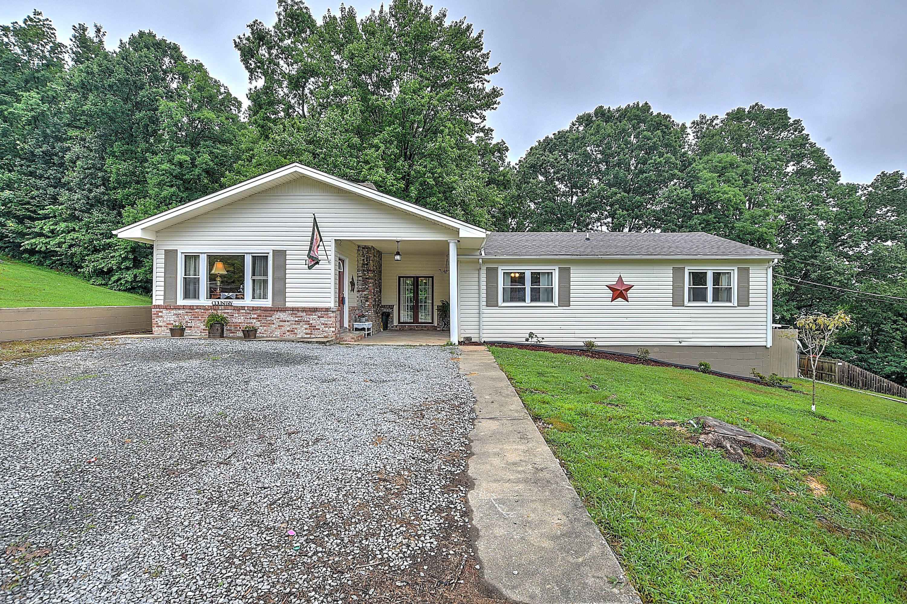 1647 Dexter Road Kingsport, TN 37660 - Photo 1 of 33 1647 Dexter-2