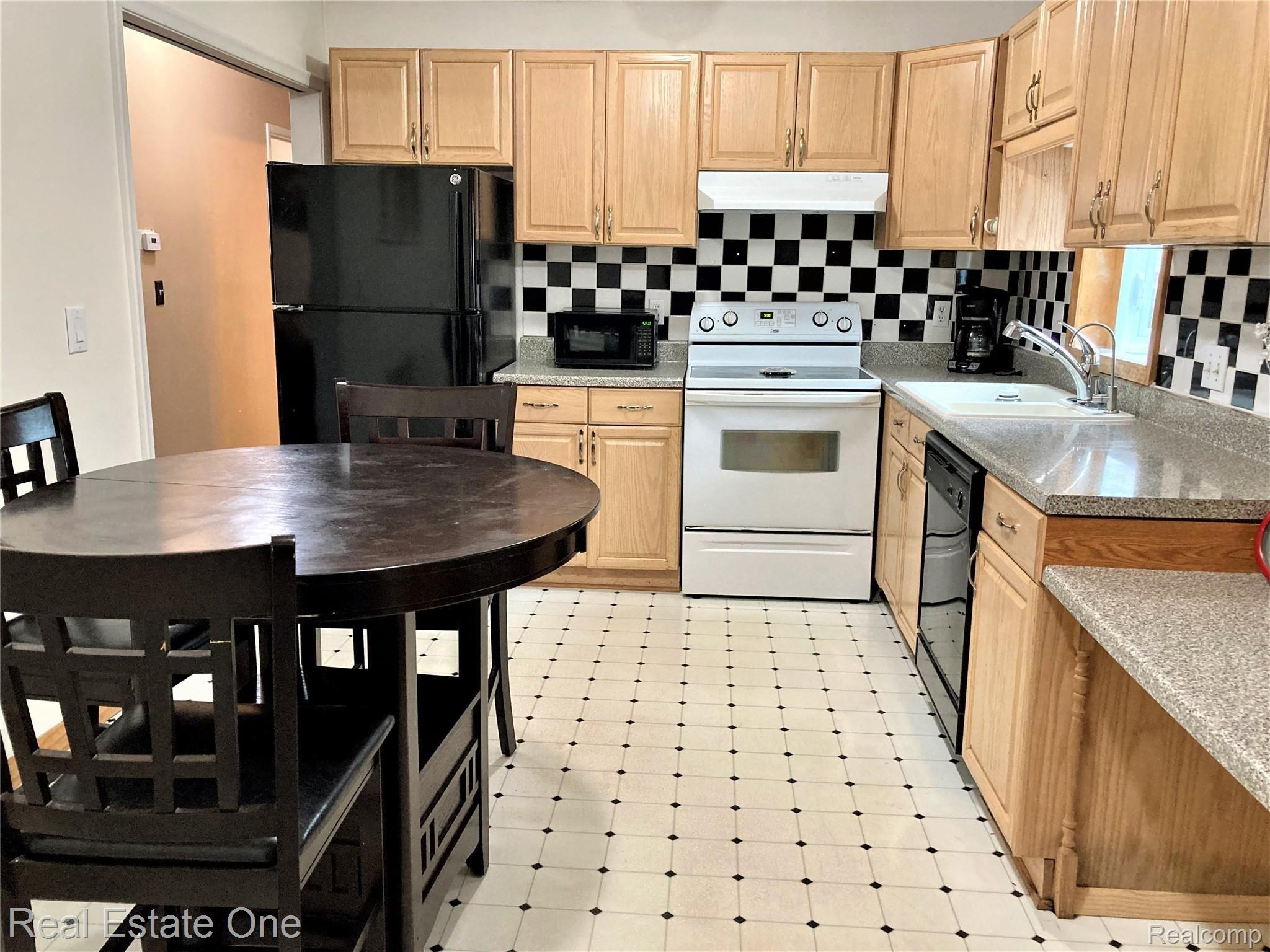 2453 Gerald Avenue Rochester, MI 48307 - Photo 4 of 14 IMG_1007 (2).jpg