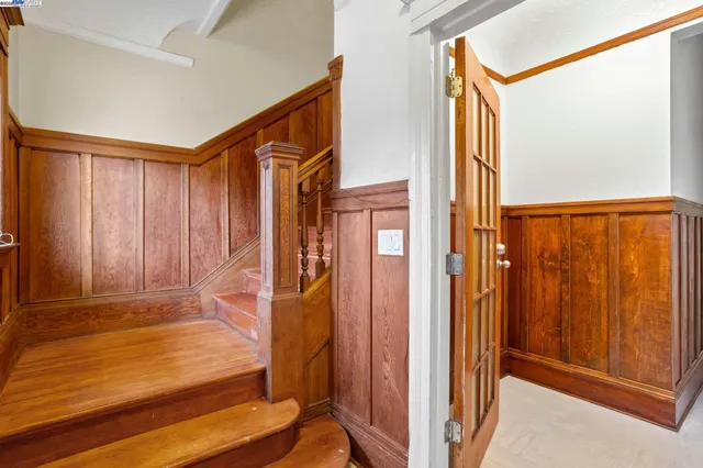 an empty room with closet and mirror