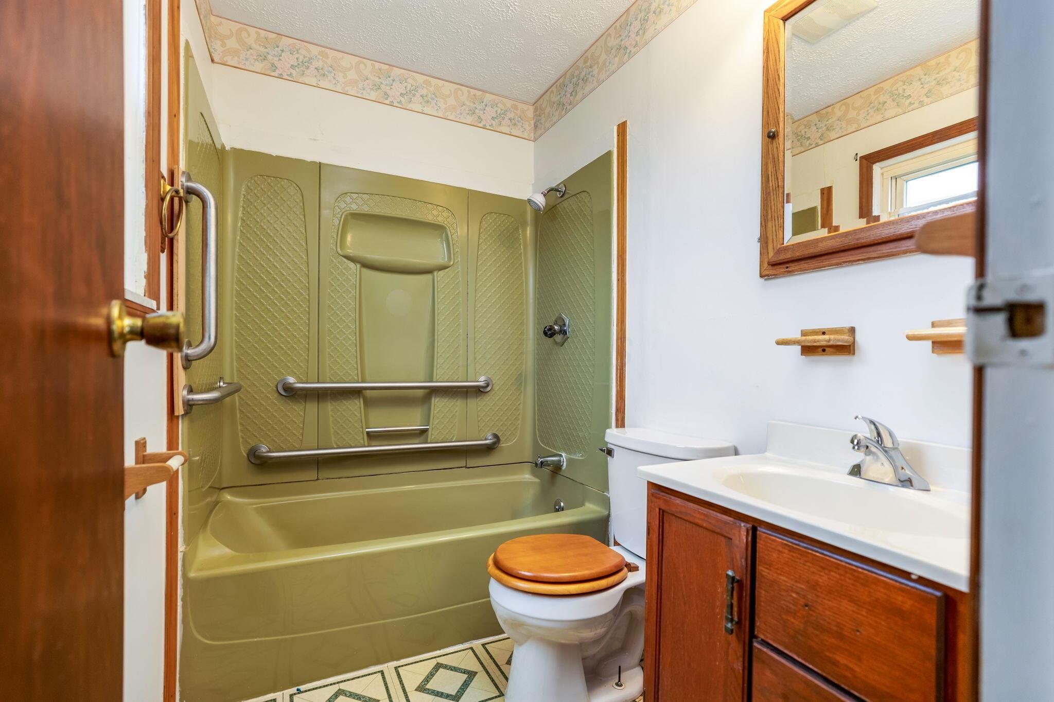 5220 Edgeview Road Columbus, OH 43207 - Photo 29 of 40 ensuite bath