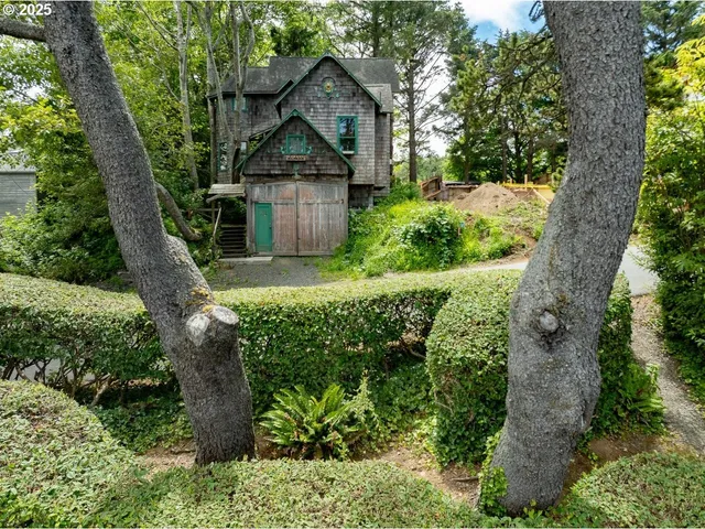 $775,000 | 123 West 1st Street, Cannon Beach, OR 97110