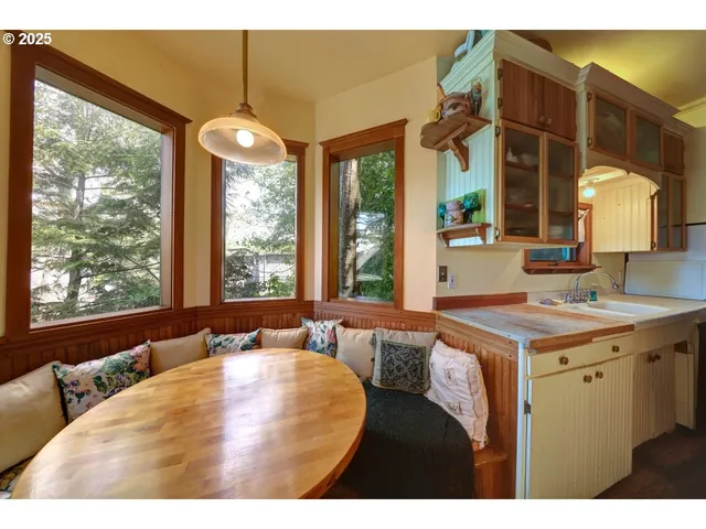 $775,000 | 123 West 1st Street, Cannon Beach, OR 97110