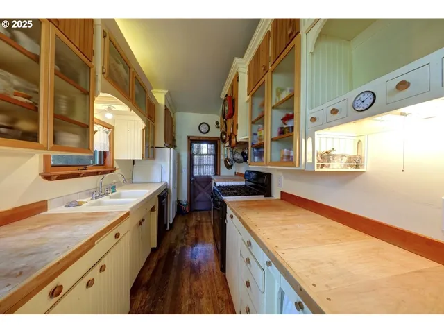 $775,000 | 123 West 1st Street, Cannon Beach, OR 97110