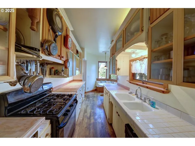 $775,000 | 123 West 1st Street, Cannon Beach, OR 97110