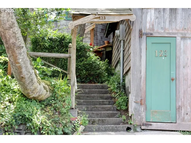 $775,000 | 123 West 1st Street, Cannon Beach, OR 97110