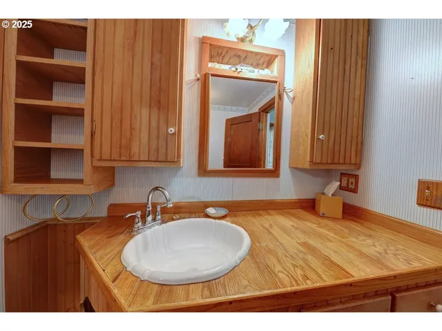 $775,000 | 123 West 1st Street, Cannon Beach, OR 97110