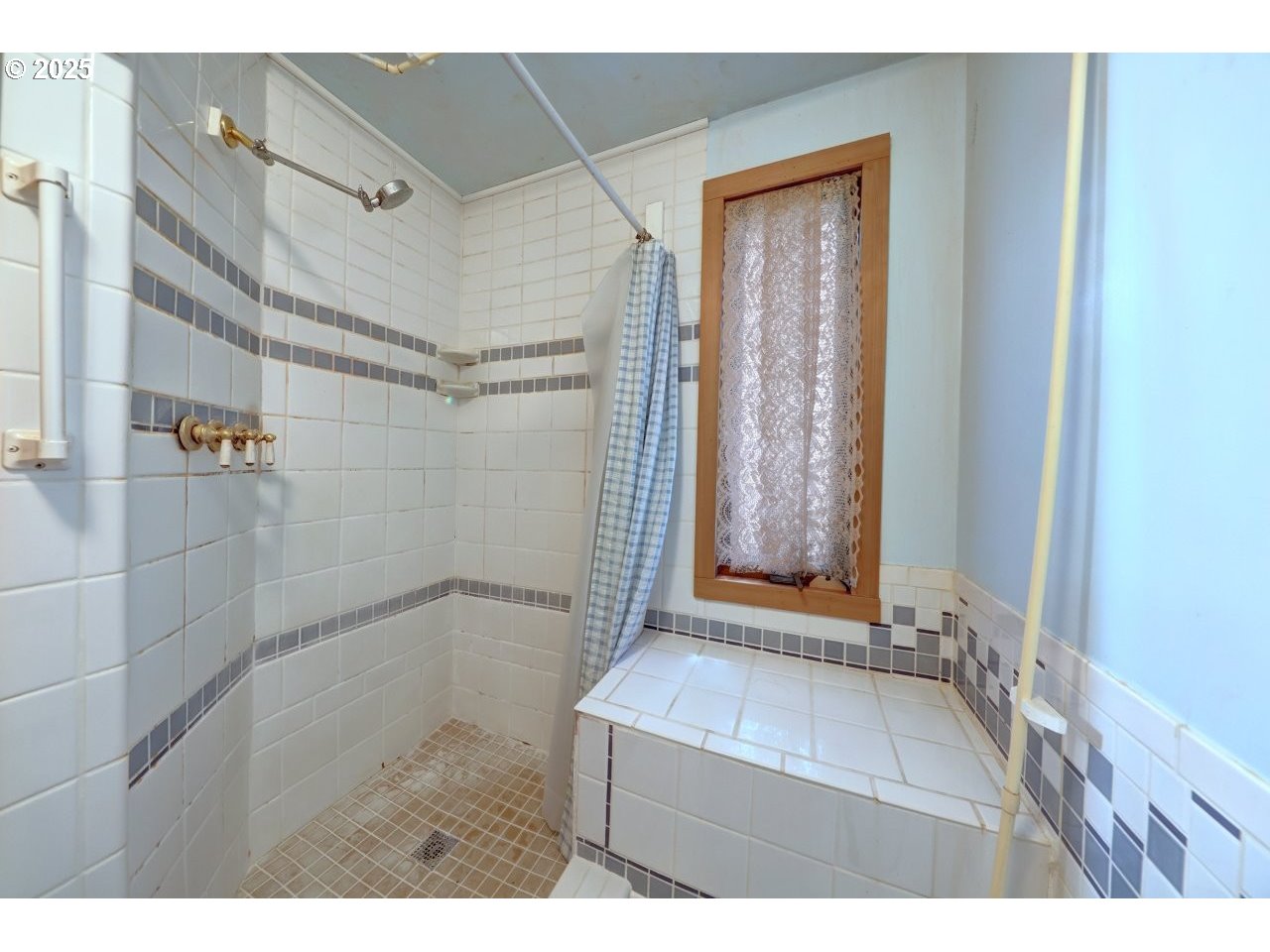 123 West 1st Street Cannon Beach, OR 97110 - Photo 22 of 35 a bathroom with a shower