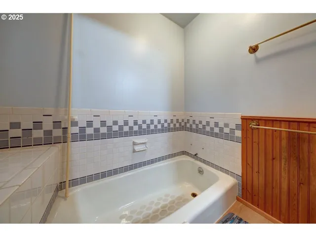 $775,000 | 123 West 1st Street, Cannon Beach, OR 97110