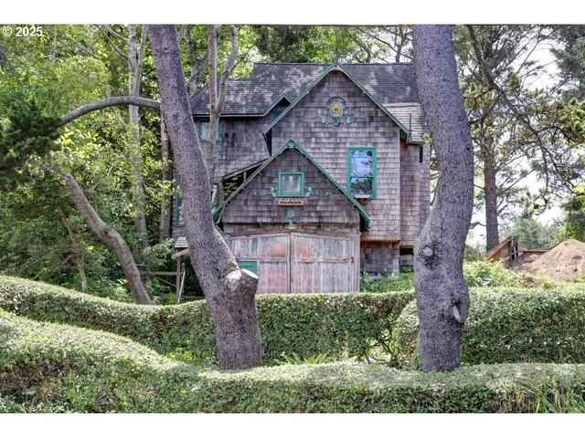 $775,000 | 123 West 1st Street, Cannon Beach, OR 97110