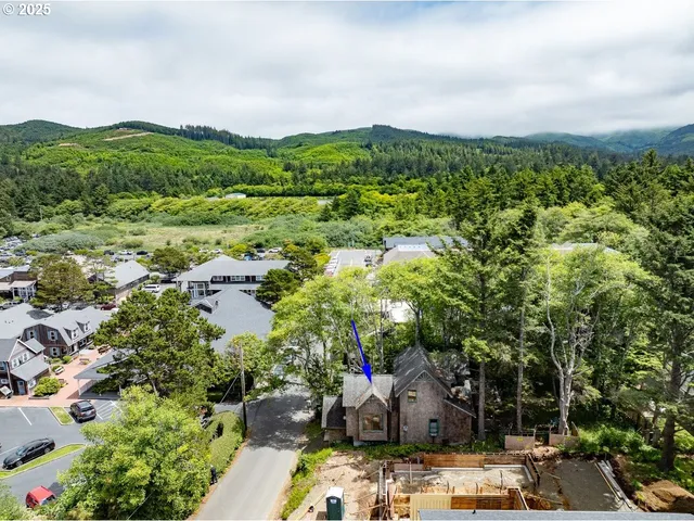 $775,000 | 123 West 1st Street, Cannon Beach, OR 97110