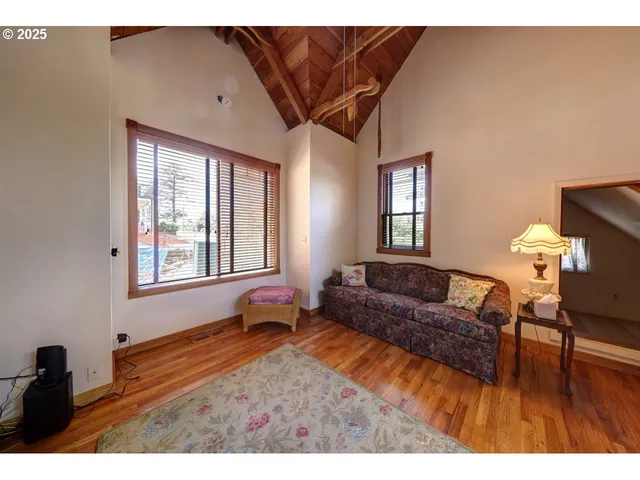 $775,000 | 123 West 1st Street, Cannon Beach, OR 97110