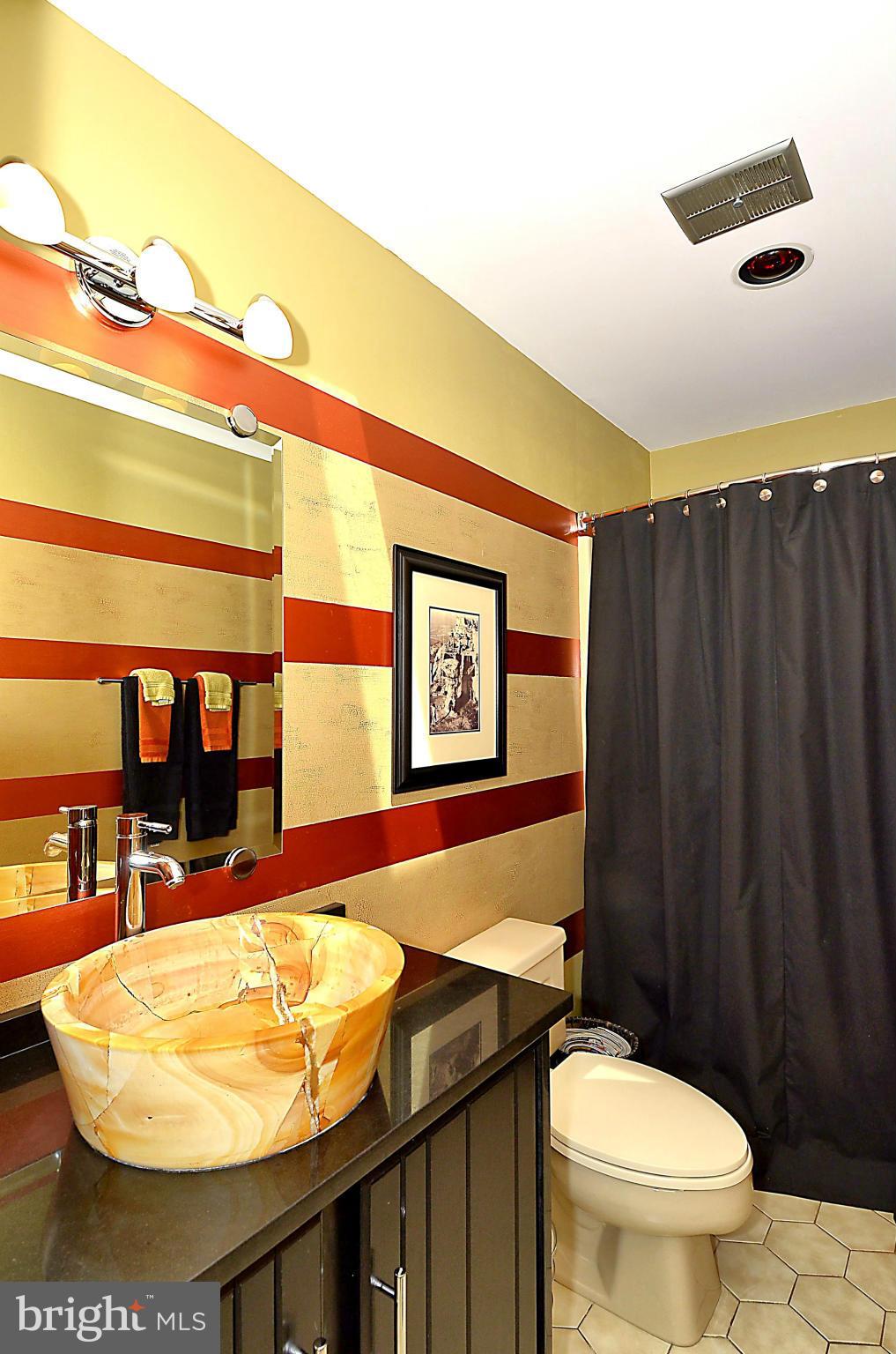 1712 Woodlore Road Annapolis, MD 21401 - Photo 20 of 30 Upper level hall Bath