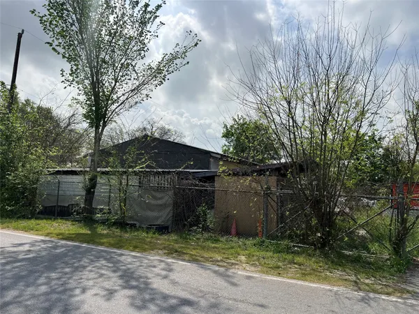 a view of a barn in the middle of a yard